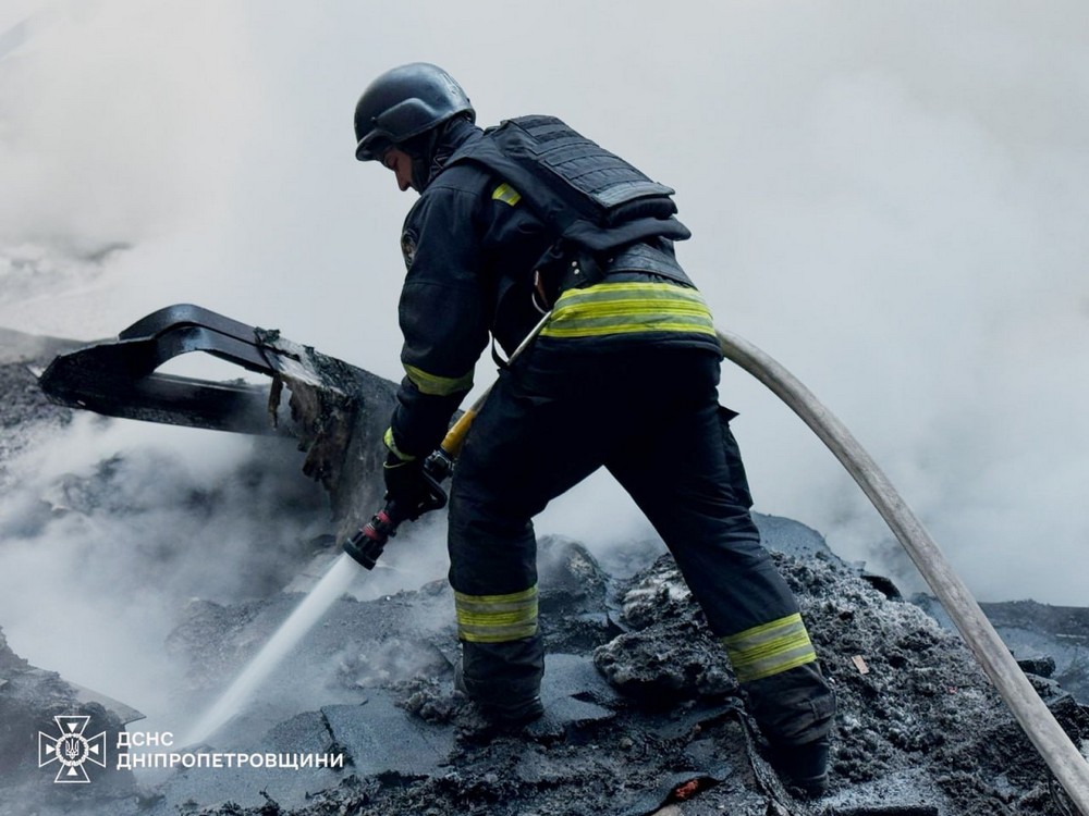 Ворожий удар по Дніпру 20 січня: є поранені і руйнування, виникла масштабна пожежа (фото)