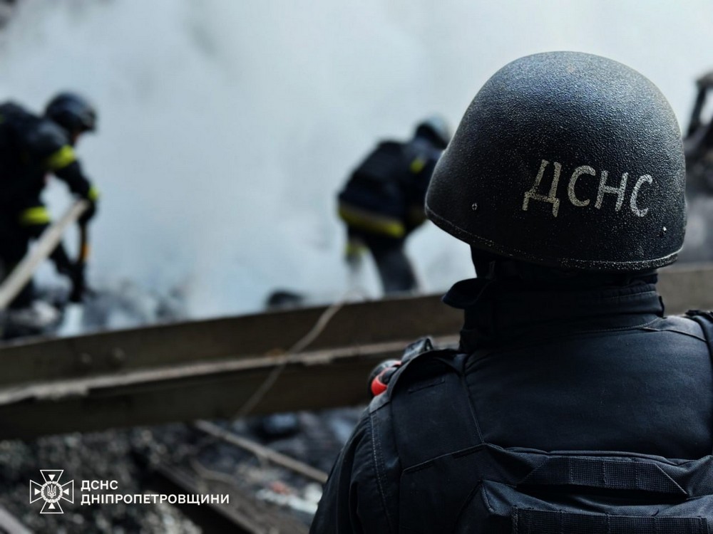 Ворожий удар по Дніпру 20 січня: є поранені і руйнування, виникла масштабна пожежа (фото)