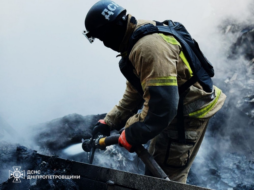 Ворожий удар по Дніпру 20 січня: є поранені і руйнування, виникла масштабна пожежа (фото)