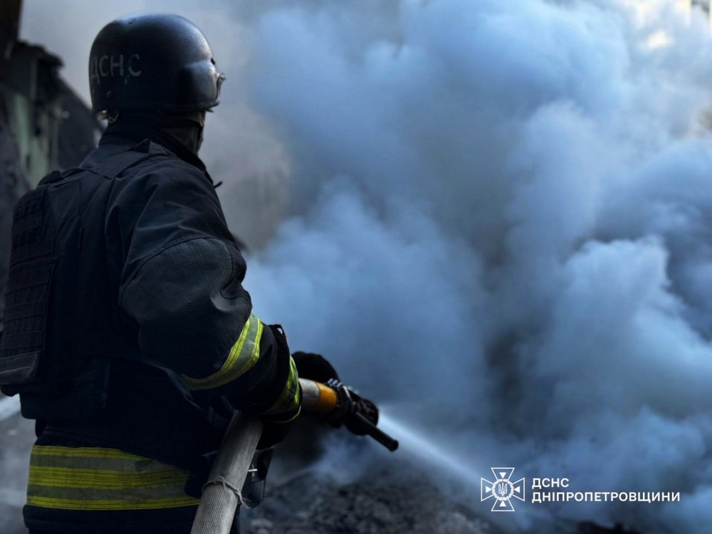 Ворожий удар по Дніпру 20 січня: є поранені і руйнування, виникла масштабна пожежа (фото)