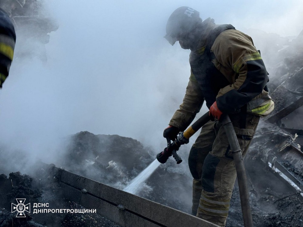 Ворожий удар по Дніпру 20 січня: є поранені і руйнування, виникла масштабна пожежа (фото)