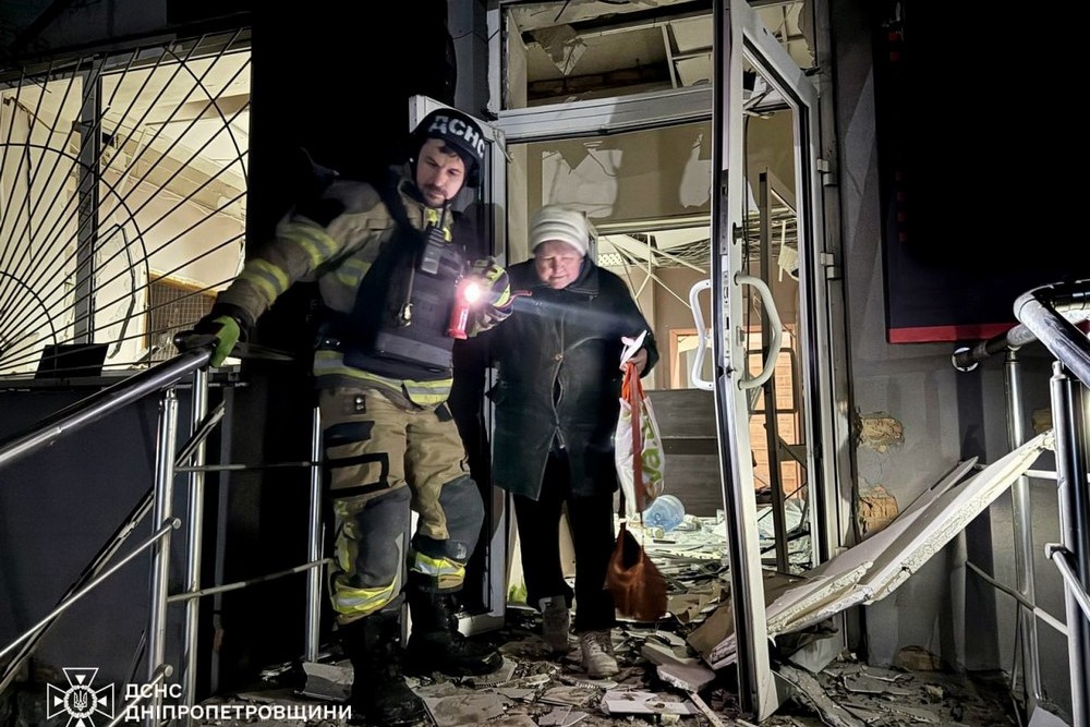 Ворожий удар по Дніпру 20 січня: є поранені і руйнування, виникла масштабна пожежа (фото)
