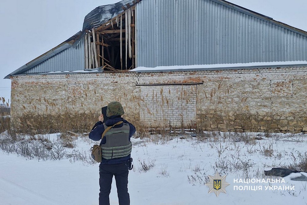 Вдарили з артилерії по житловому сектору Нікополя, атакували Дніпро в Синельниківщину, 10 поранених і багато руйнувань – поліція про наслідки ворожого терору