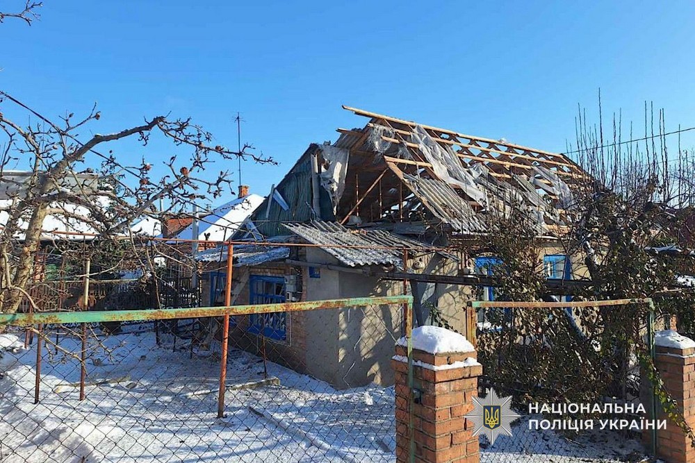 Вдарили з артилерії по житловому сектору Нікополя, атакували Дніпро в Синельниківщину, 10 поранених і багато руйнувань – поліція про наслідки ворожого терору