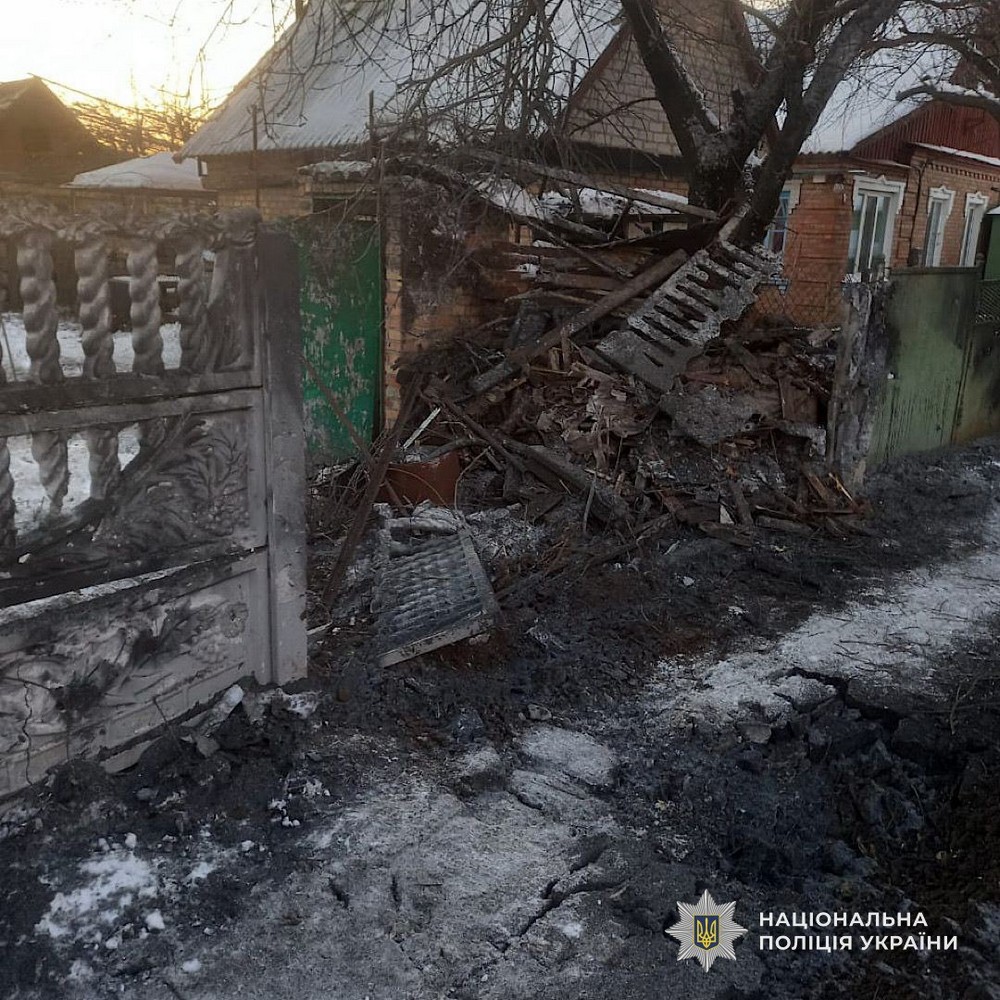 Вдарили з артилерії по житловому сектору Нікополя, атакували Дніпро в Синельниківщину, 10 поранених і багато руйнувань – поліція про наслідки ворожого терору