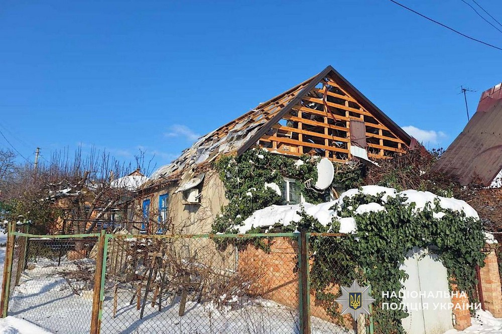 Вдарили з артилерії по житловому сектору Нікополя, атакували Дніпро в Синельниківщину, 10 поранених і багато руйнувань – поліція про наслідки ворожого терору