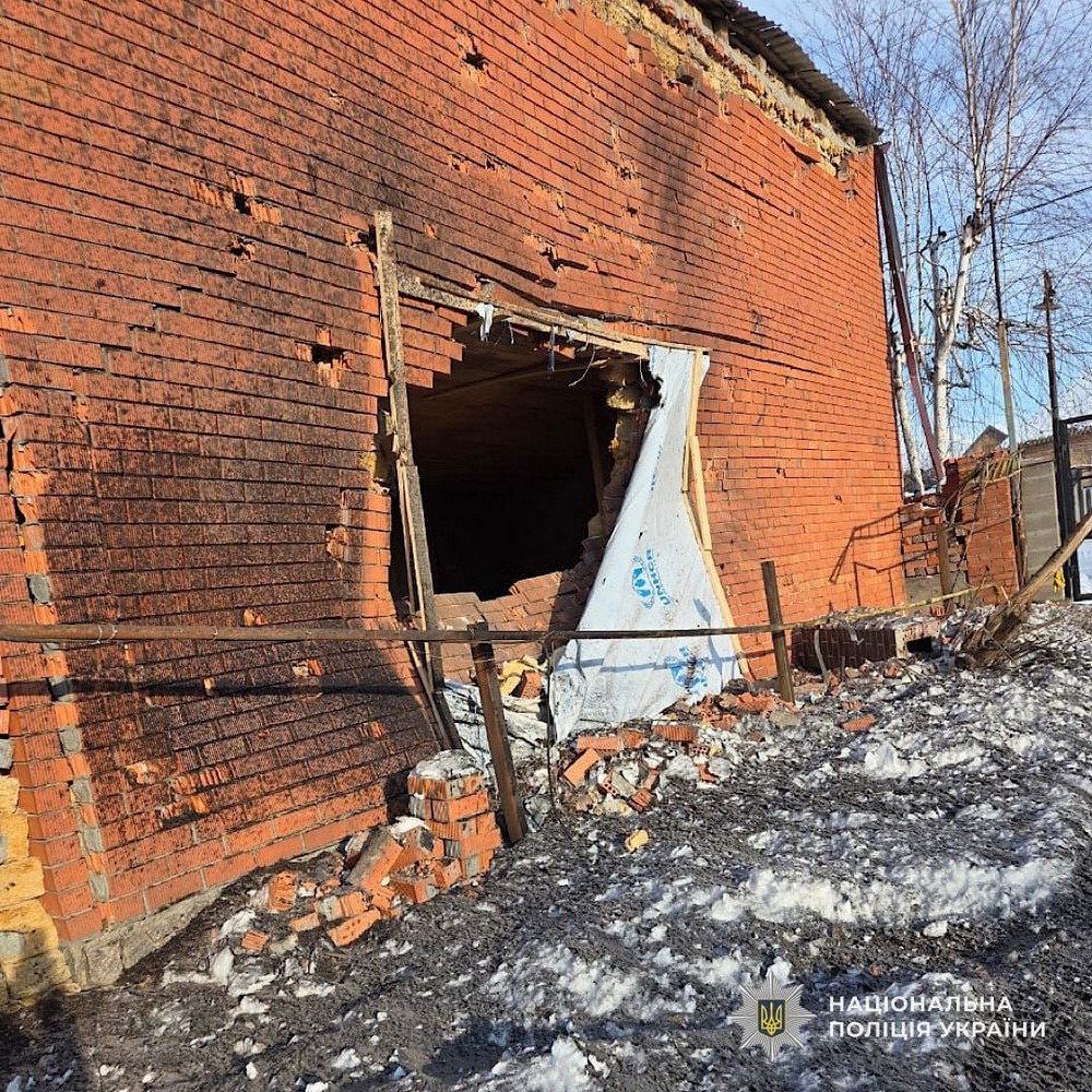 Вдарили з артилерії по житловому сектору Нікополя, атакували Дніпро в Синельниківщину, 10 поранених і багато руйнувань – поліція про наслідки ворожого терору