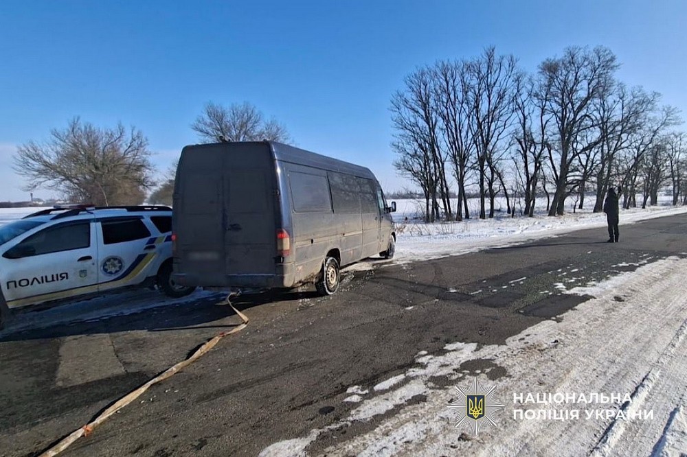 Допомогли поліцейські: на Нікопольщині вантажівка з продуктами застрягла у сніговому заметі