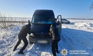 Допомогли поліцейські: на Нікопольщині вантажівка з продуктами застрягла у сніговому заметі