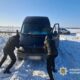 Допомогли поліцейські: на Нікопольщині вантажівка з продуктами застрягла у сніговому заметі