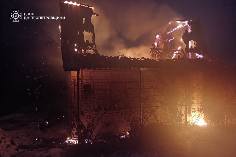 Внаслідок обстрілів у Нікополі і на Синельниківщині виникли пожежі – ДСНС (фото)