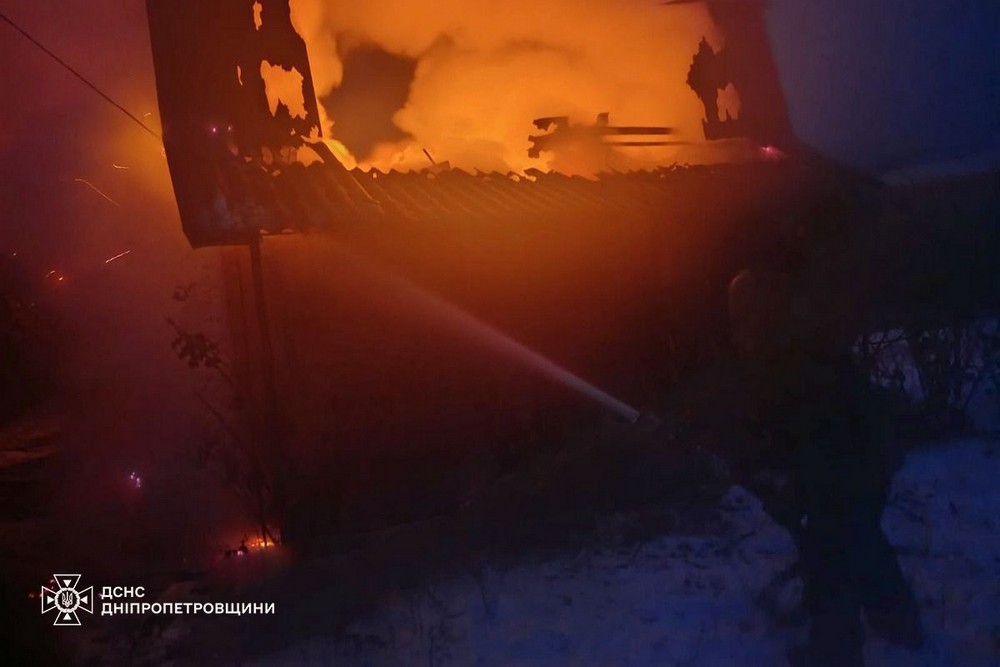 Внаслідок обстрілів у Нікополі і на Синельниківщині виникли пожежі – ДСНС (фото)