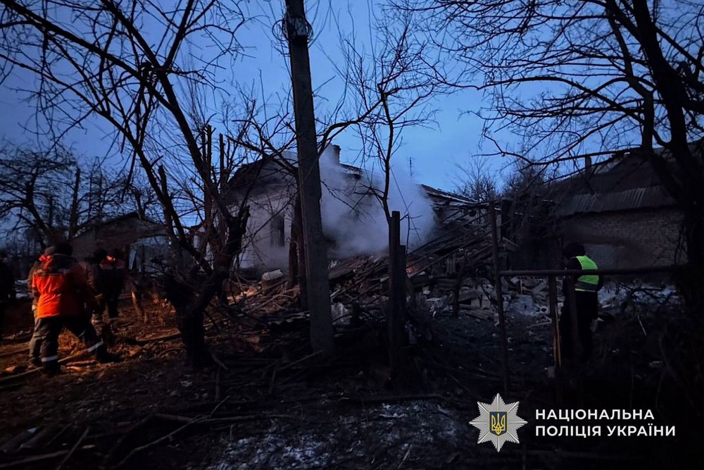 Понад 60 ударів по Нікополю і району, є поранені у Кривому Розі і на Синельниківщині – поліція показала наслідки ворожих атак за добу