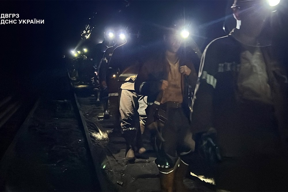 Гірники під землею Гірники під землею