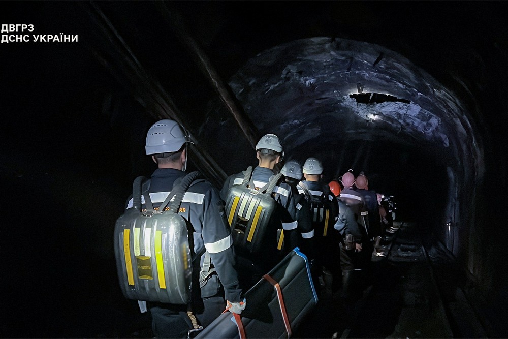 Гірники під землею Гірники під землею