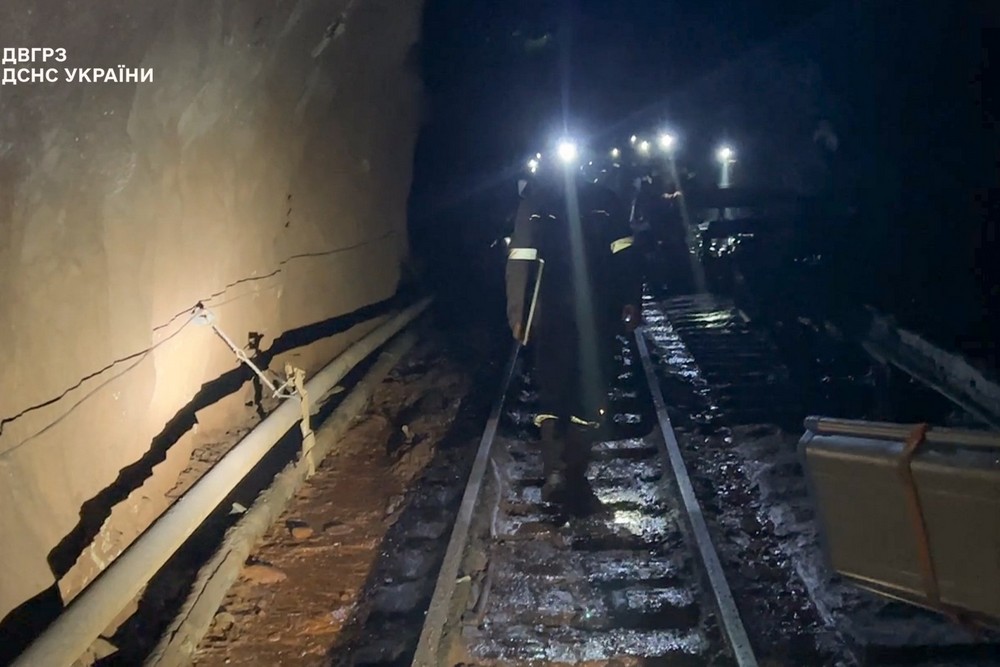 Гірники під землею Гірники під землею