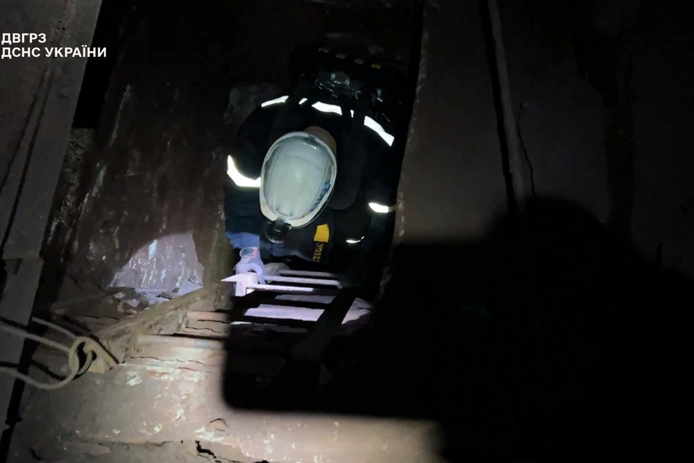 Гірники під землею Гірники під землею6)