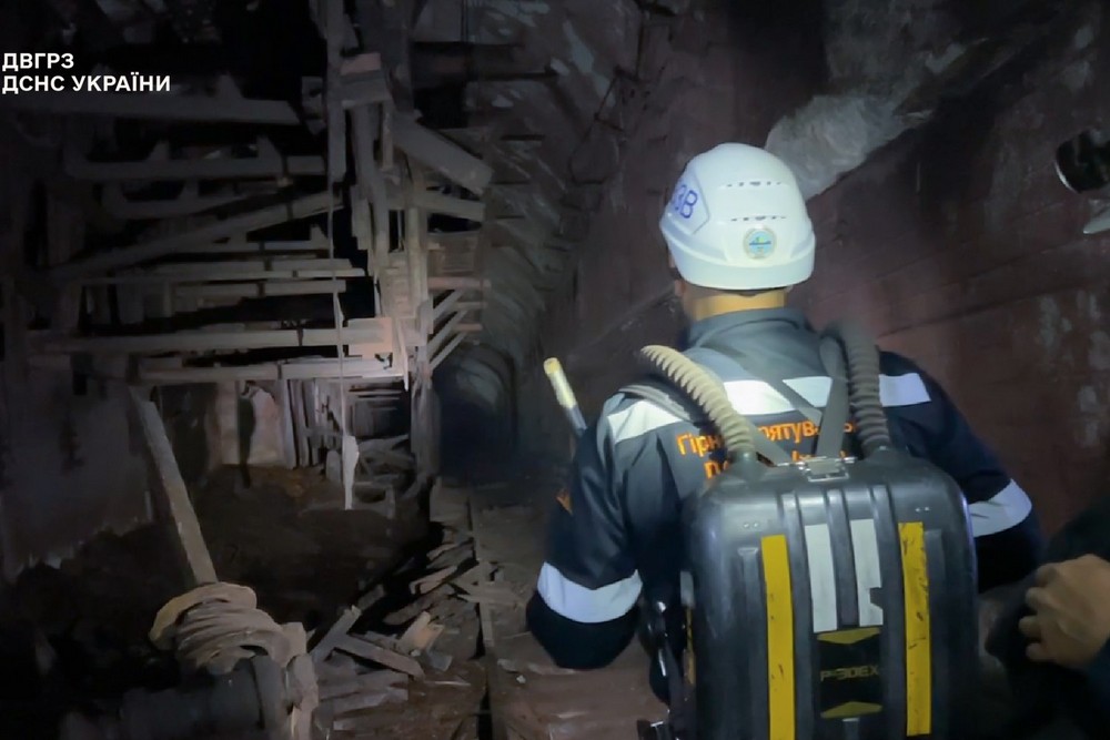 Гірники під землею Гірники під землею