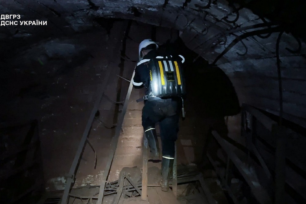 Гірники під землею Гірники під землею