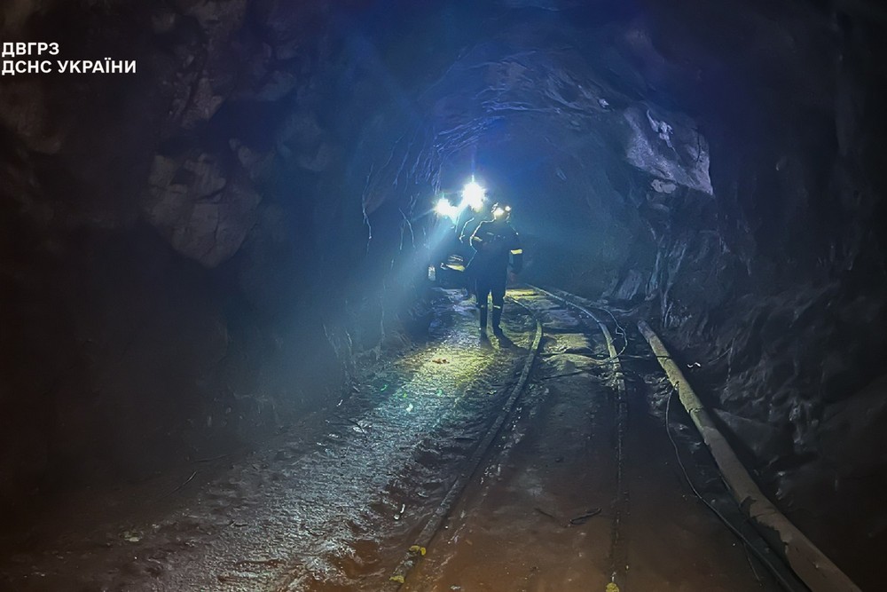 Гірники під землею Гірники під землею