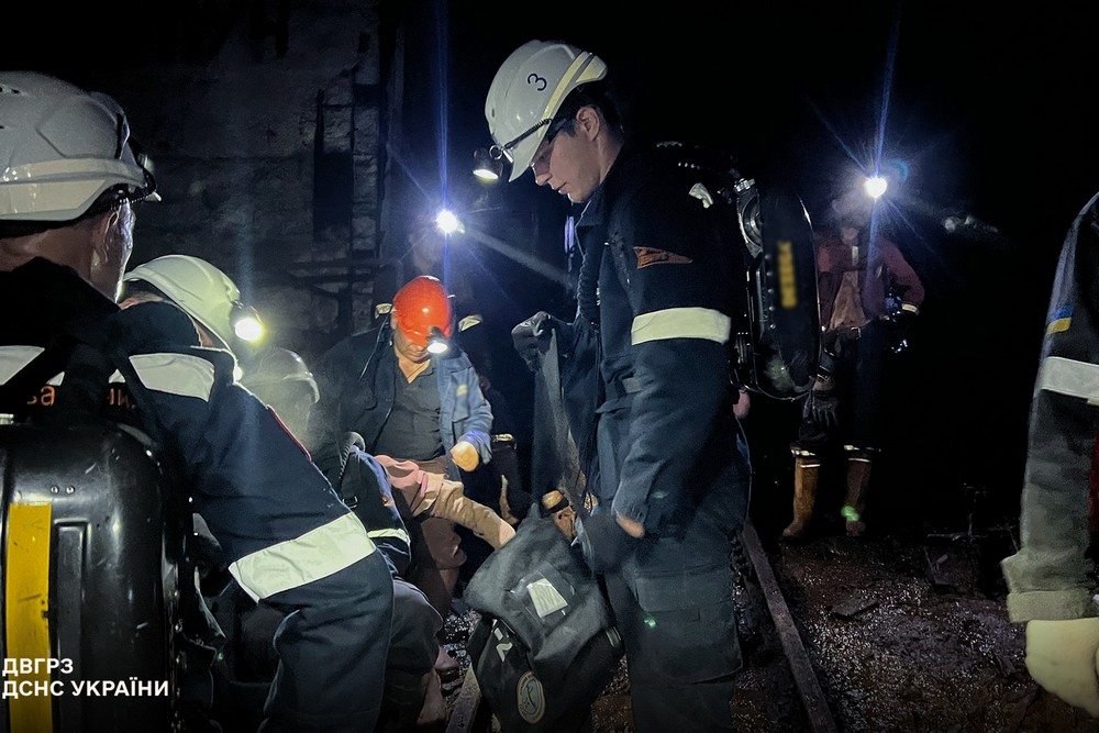 Гірники під землею Гірники під землею