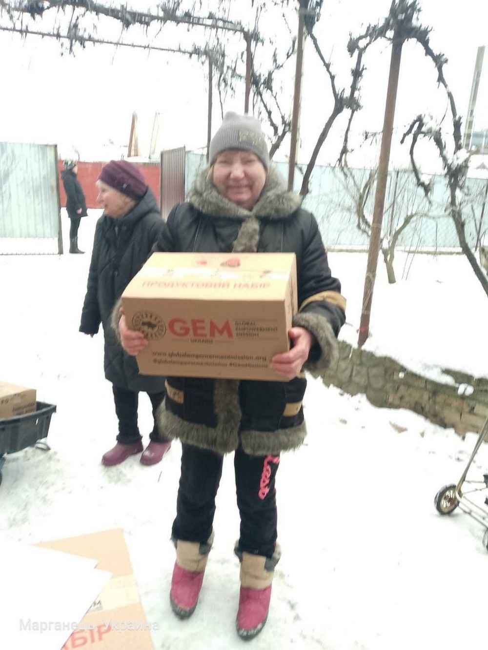 Мешканцям Марганця роздали овочі, продуктові набори і набори для дітей (фото)