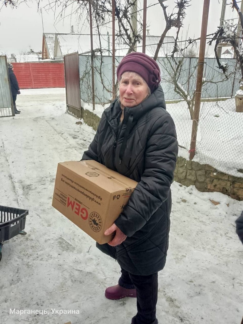 Мешканцям Марганця роздали овочі, продуктові набори і набори для дітей (фото)