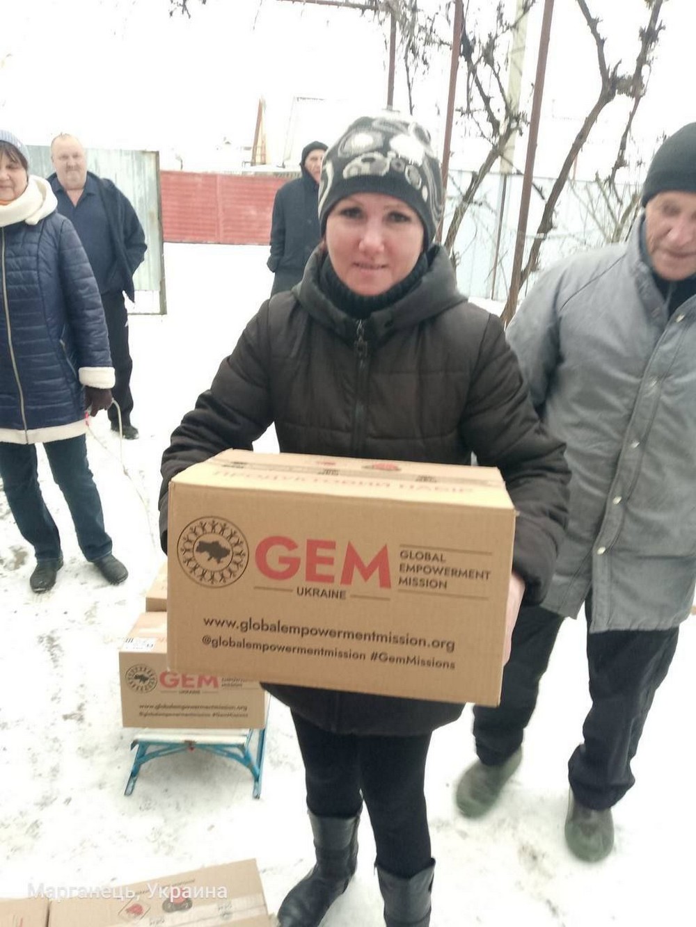 Мешканцям Марганця роздали овочі, продуктові набори і набори для дітей (фото)