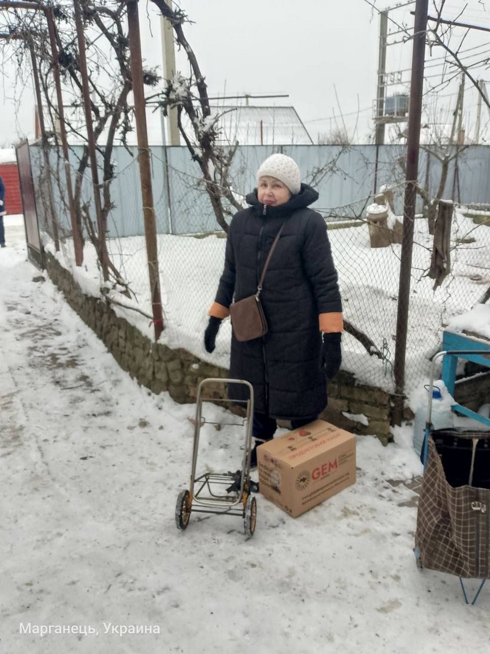 Мешканцям Марганця роздали овочі, продуктові набори і набори для дітей (фото)