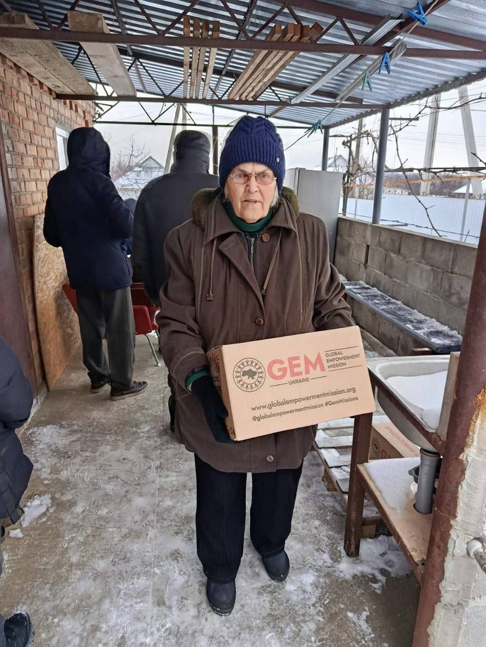 Мешканцям Марганця роздали овочі, продуктові набори і набори для дітей (фото)