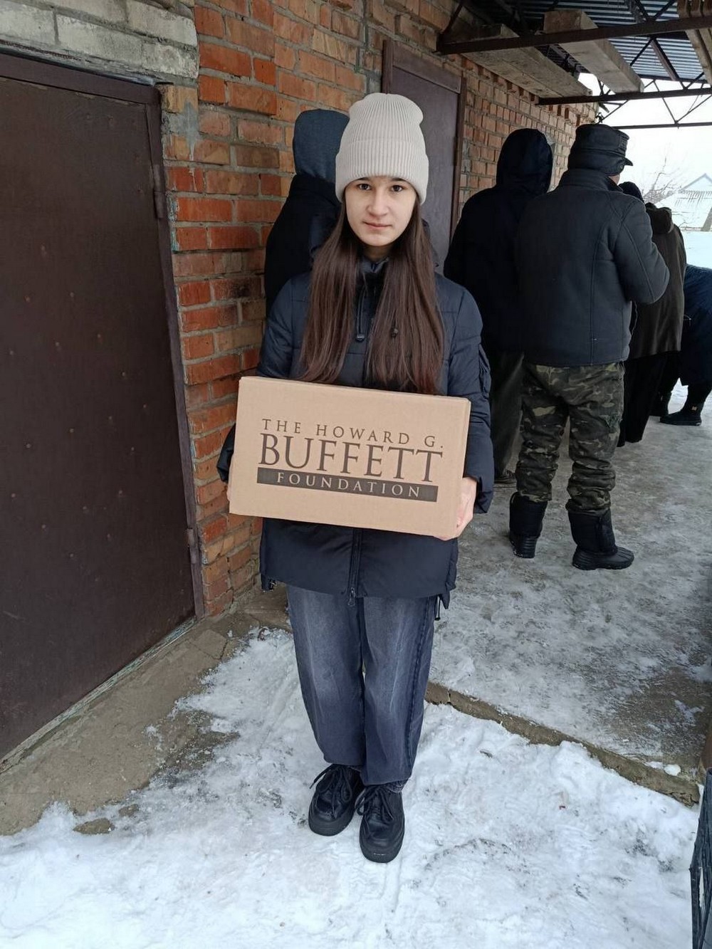 Мешканцям Марганця роздали овочі, продуктові набори і набори для дітей (фото)