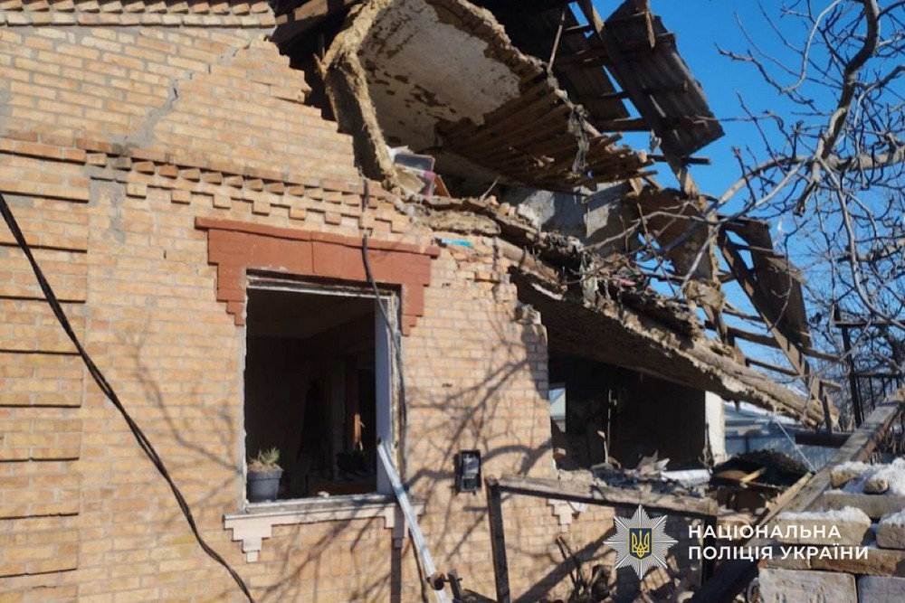 Дрон у Нікополі поцілив по будинку і поранив жінку, мати з сином отримали опіки на Синельниківщині – поліція про наслідки ворожих атак (фото)