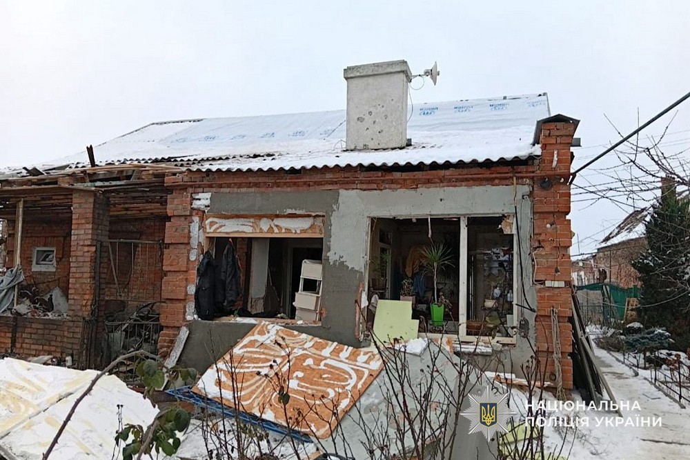 Дрон у Нікополі поцілив по будинку і поранив жінку, мати з сином отримали опіки на Синельниківщині – поліція про наслідки ворожих атак (фото)