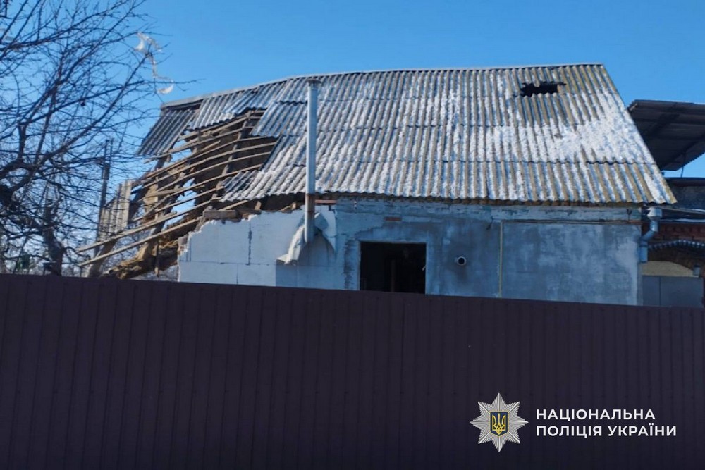 Дрон у Нікополі поцілив по будинку і поранив жінку, мати з сином отримали опіки на Синельниківщині – поліція про наслідки ворожих атак (фото)