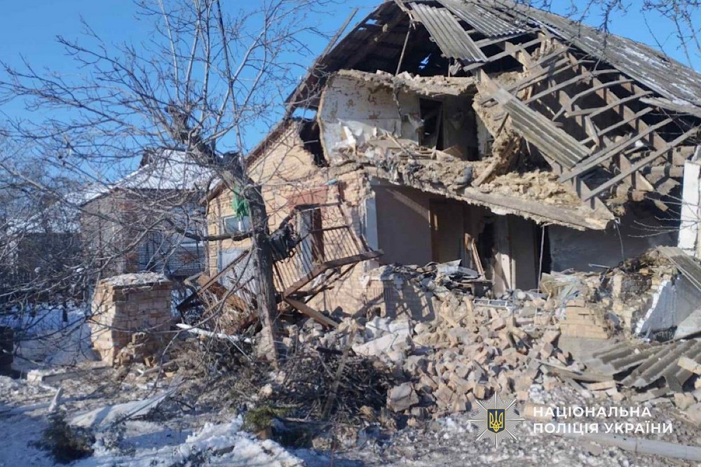 Дрон у Нікополі поцілив по будинку і поранив жінку, мати з сином отримали опіки на Синельниківщині – поліція про наслідки ворожих атак (фото)