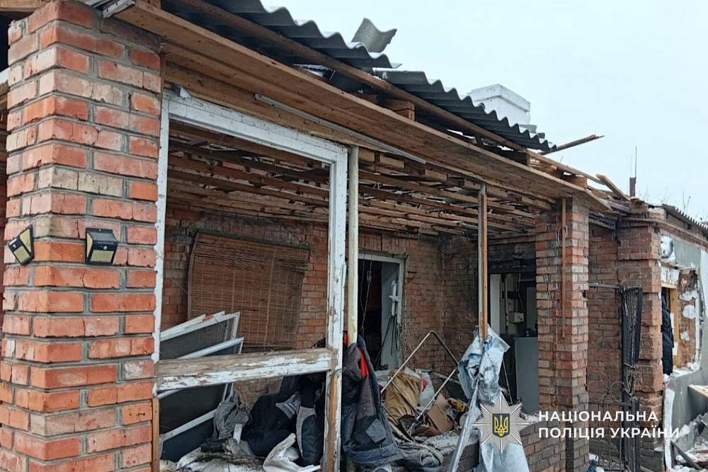 Дрон у Нікополі поцілив по будинку і поранив жінку, мати з сином отримали опіки на Синельниківщині – поліція про наслідки ворожих атак (фото)