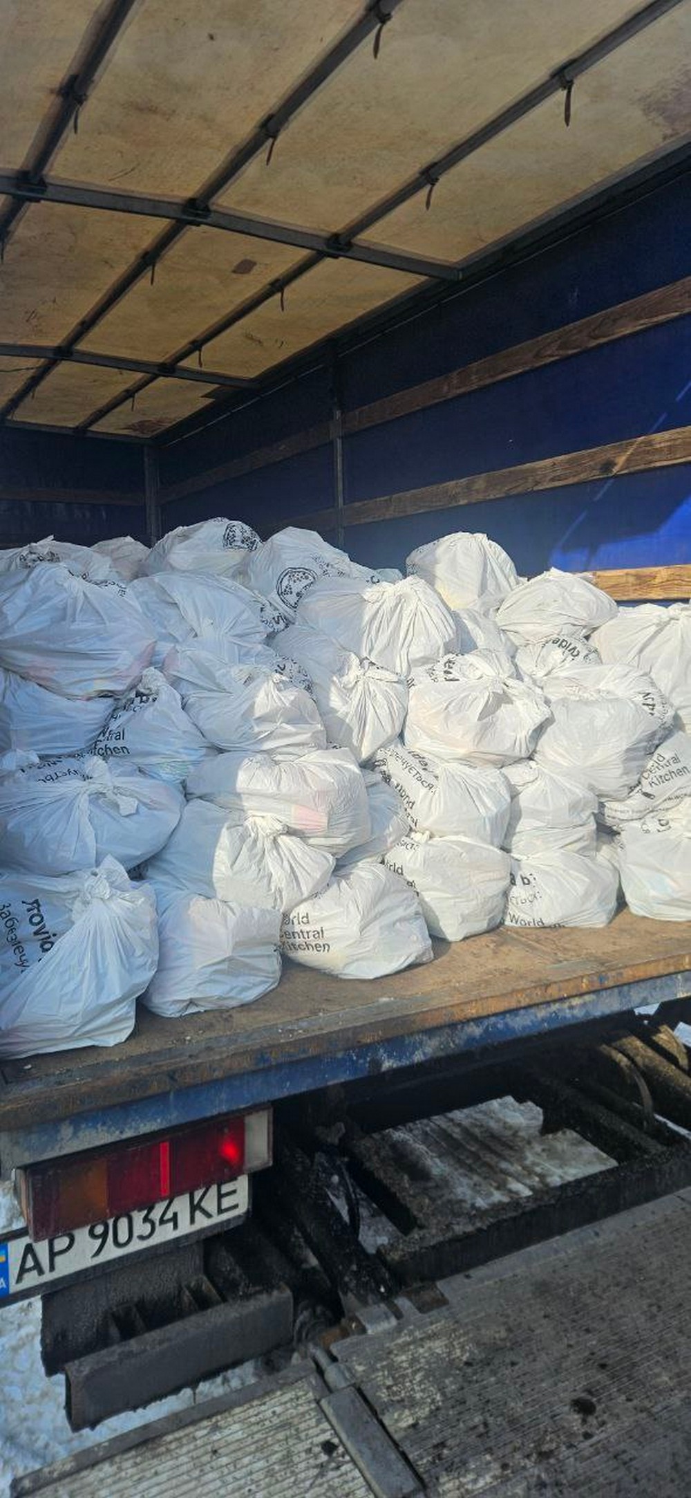 Мешканцям Марганця роздали овочі, продуктові набори і набори для дітей (фото)