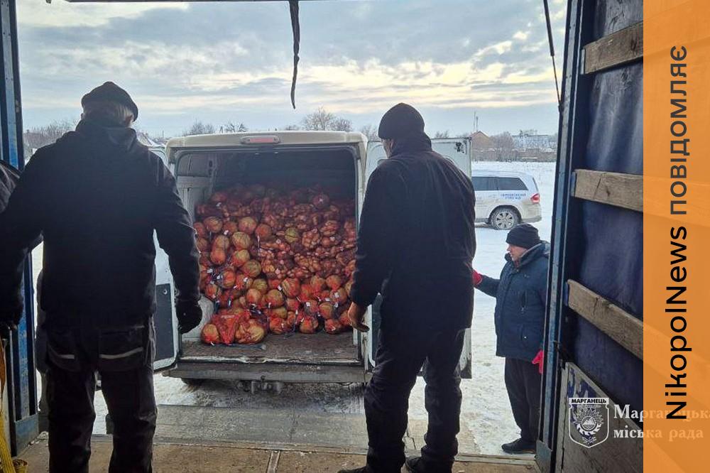 Мешканцям Марганця роздали овочі, продуктові набори і набори для дітей
