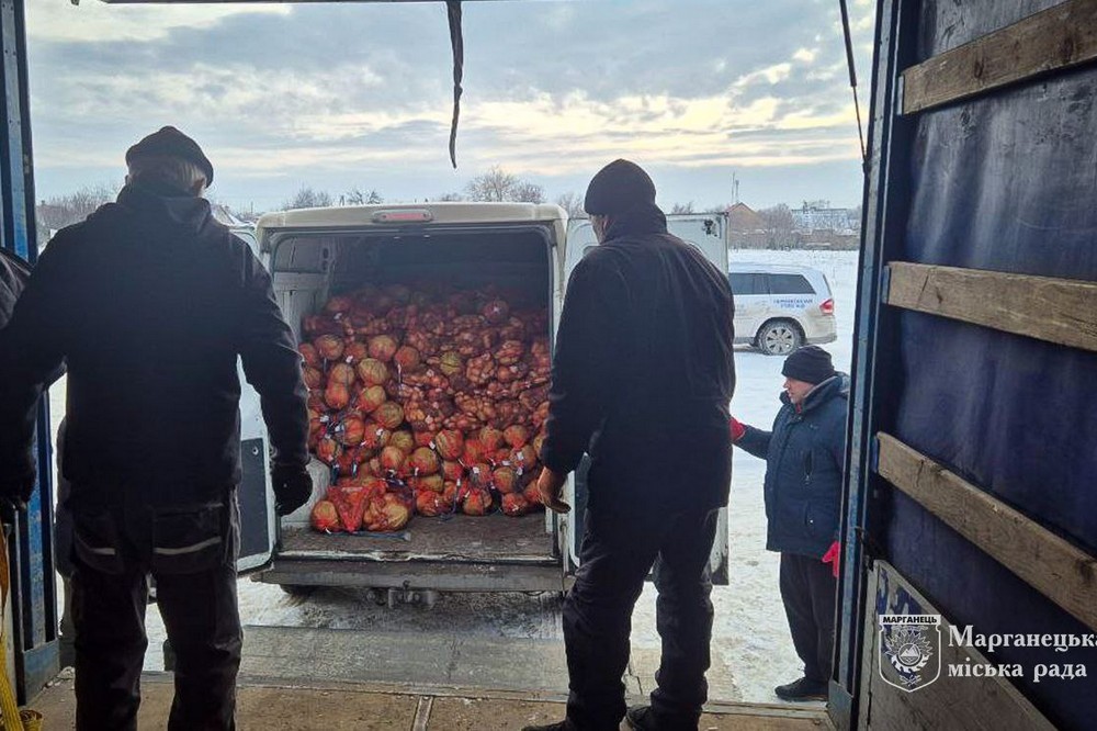 Мешканцям Марганця роздали овочі, продуктові набори і набори для дітей (фото)