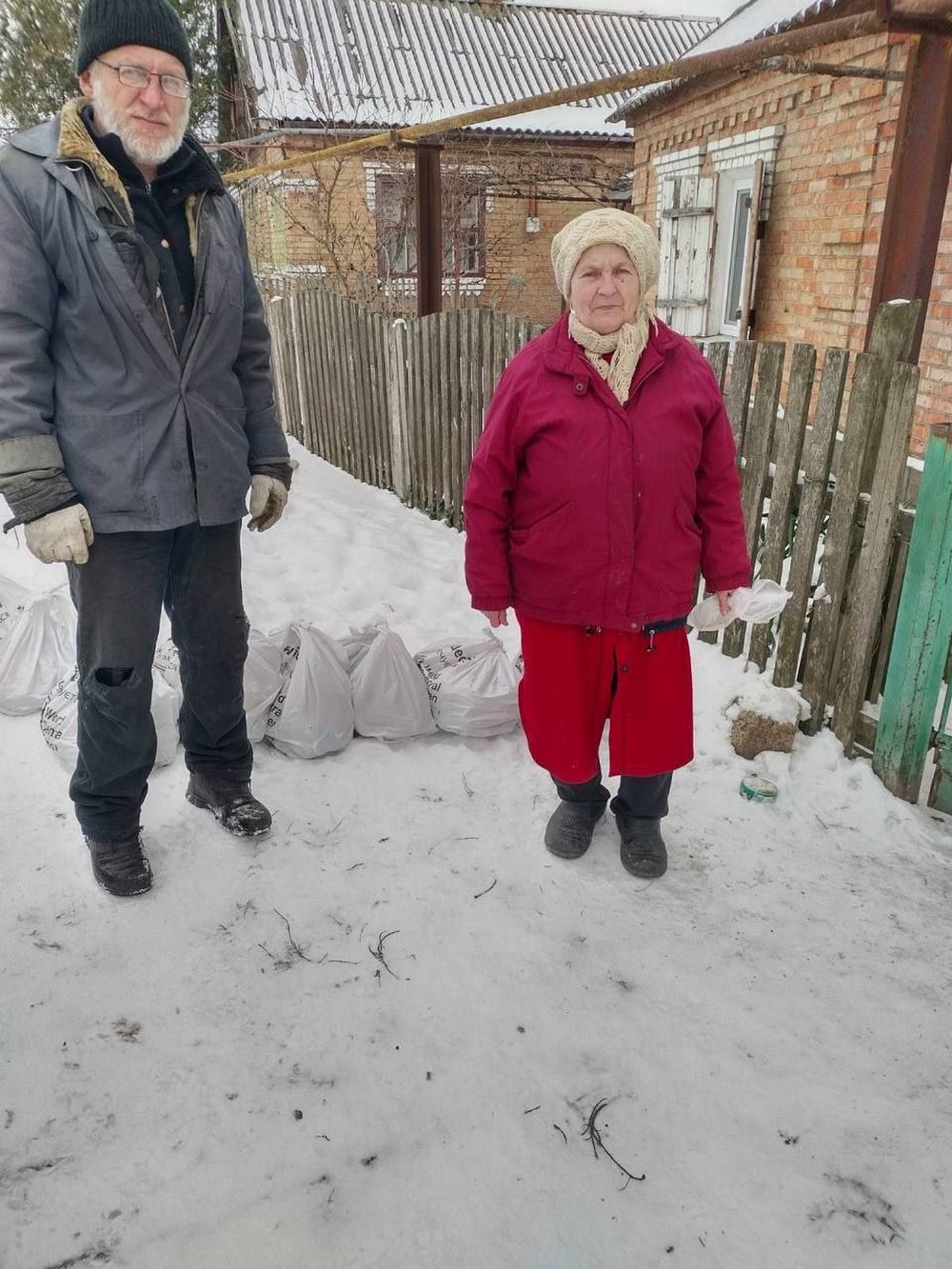 Мешканцям Марганця роздали овочі, продуктові набори і набори для дітей (фото)