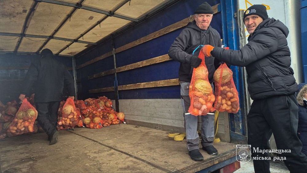 Мешканцям Марганця роздали овочі, продуктові набори і набори для дітей (фото)