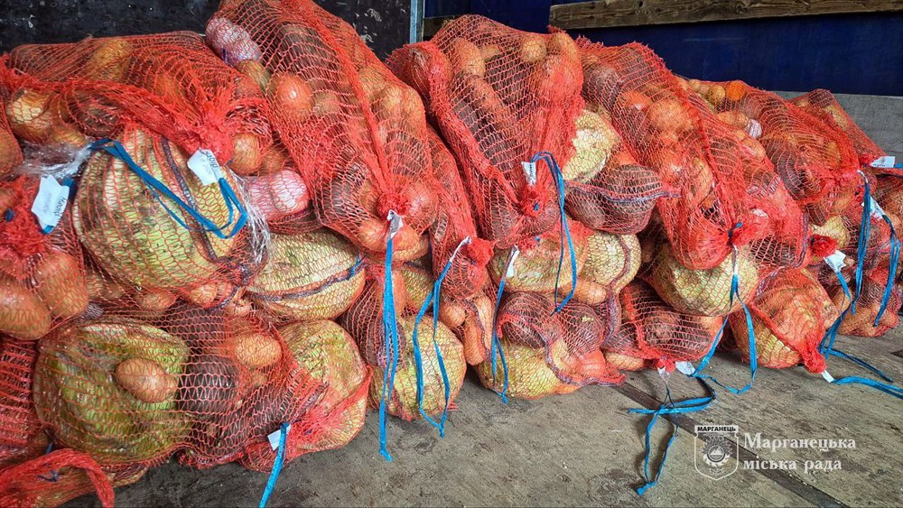 Мешканцям Марганця роздали овочі, продуктові набори і набори для дітей (фото)
