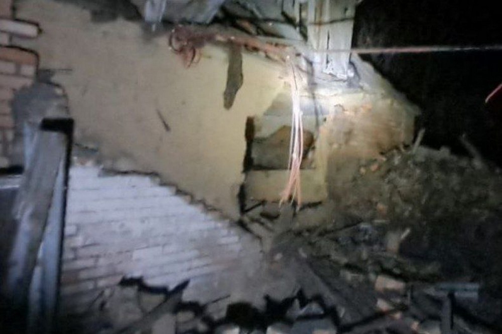 У Нікополі побито багатоповерхівку, в районі – 12 приватних будинків внаслідок нічних обстрілів 25 січня