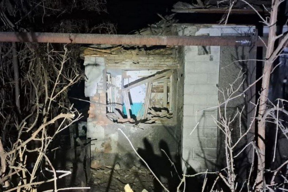 У Нікополі побито багатоповерхівку, в районі – 12 приватних будинків внаслідок нічних обстрілів 25 січня