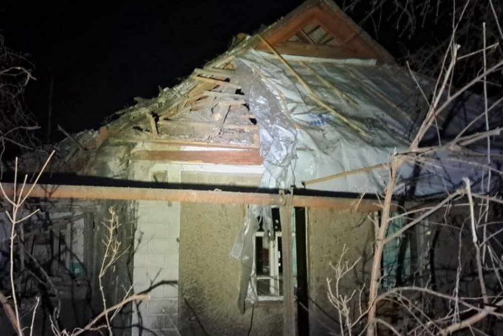 У Нікополі побито багатоповерхівку, в районі – 12 приватних будинків внаслідок нічних обстрілів 25 січня