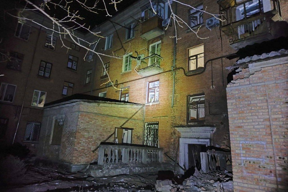 У Нікополі побито багатоповерхівку, в районі – 12 приватних будинків внаслідок нічних обстрілів 26 січня