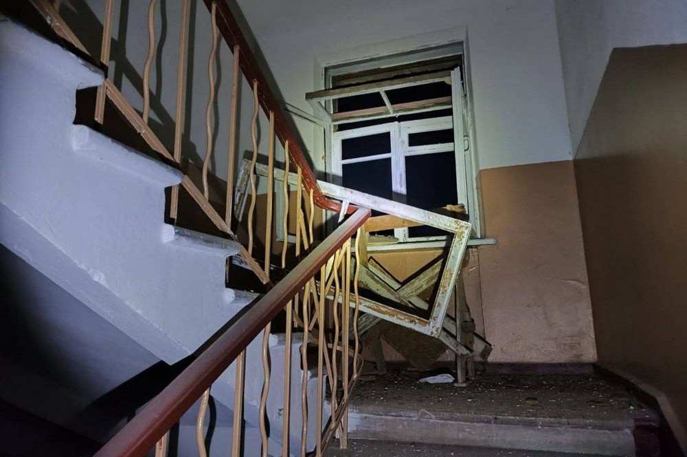 У Нікополі побито багатоповерхівку, в районі – 12 приватних будинків внаслідок нічних обстрілів 25 січня