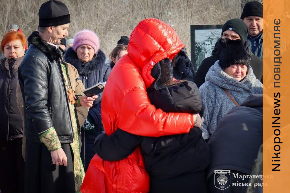 Вклонитися Герою прийшло багато людей… На Нікопольщині сьогодні провели в останню путь Захисника (фото) 1 Вклонитися Герою прийшло багато людей… На Нікопольщині сьогодні провели в останню путь Захисника (фото)