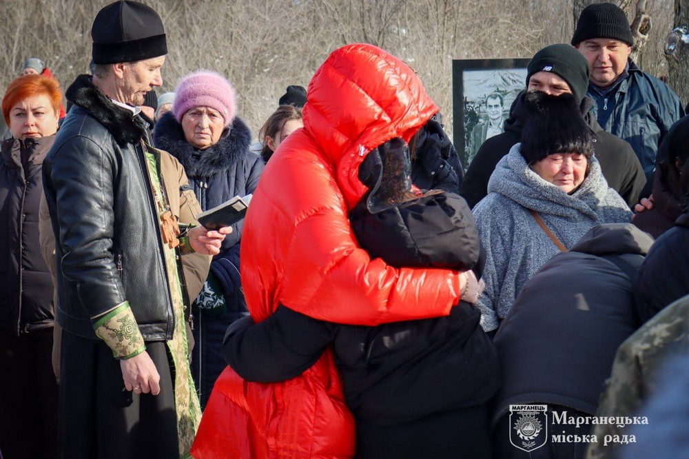На Нікопольщині сьогодні провели в останню путь Захисника: фото
