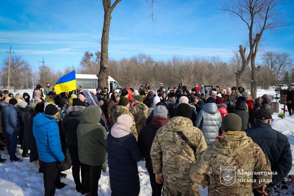 На Нікопольщині сьогодні провели в останню путь Захисника: фото